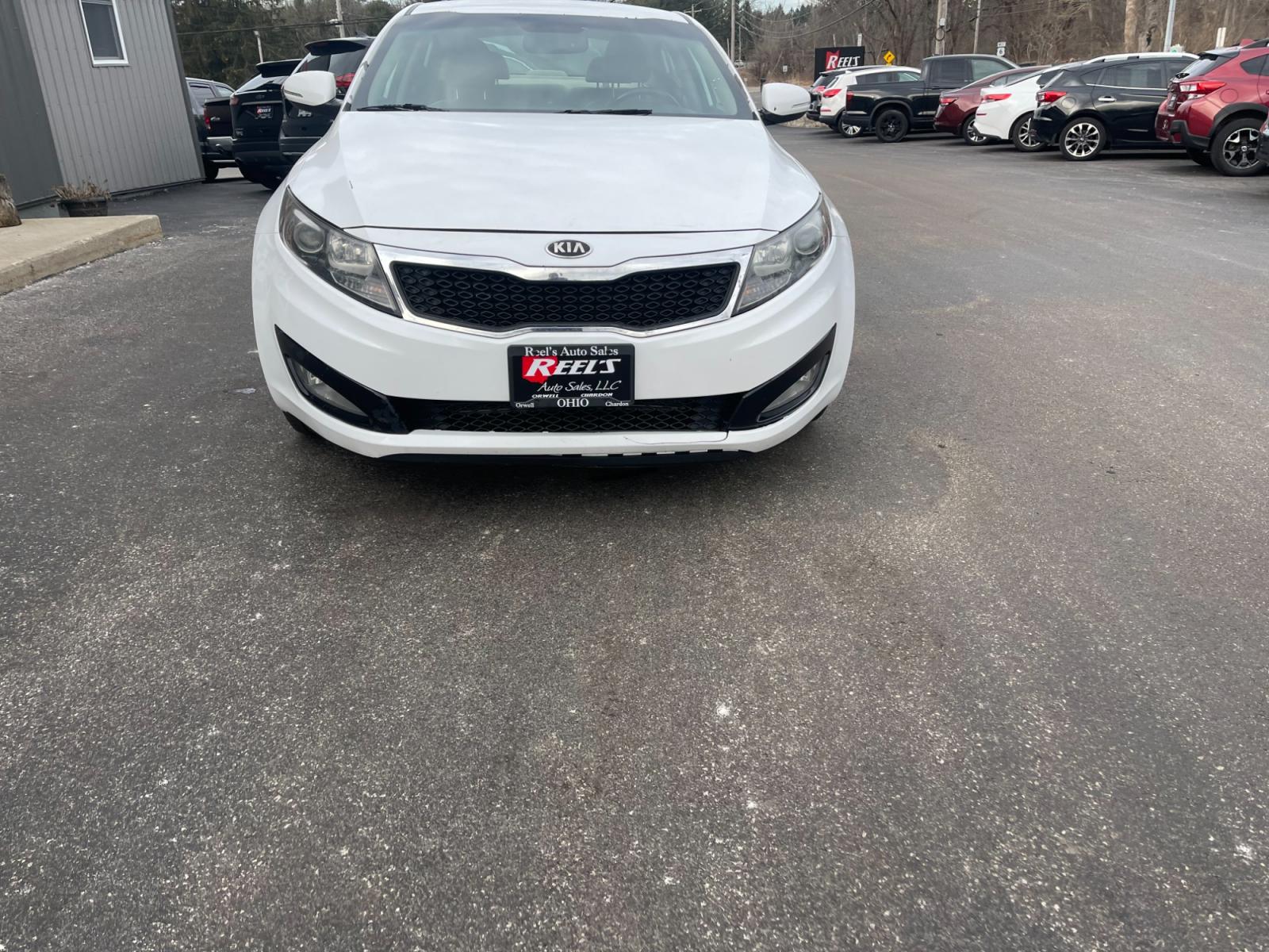 2013 White /Beige Kia Optima EX (5XXGN4A71DG) with an 2.4L I4 DOHC 16V engine, 6-Speed Automatic transmission, located at 11115 Chardon Rd. , Chardon, OH, 44024, (440) 214-9705, 41.580246, -81.241943 - This 2013 Kia Optima EX with push-button start offers a blend of performance and luxury features that cater to driver comfort and convenience. Achieving an impressive fuel economy of 28 MPG combined and 35 MPG on the highway, it's an efficient choice for both city drives and long journeys. The model - Photo #1